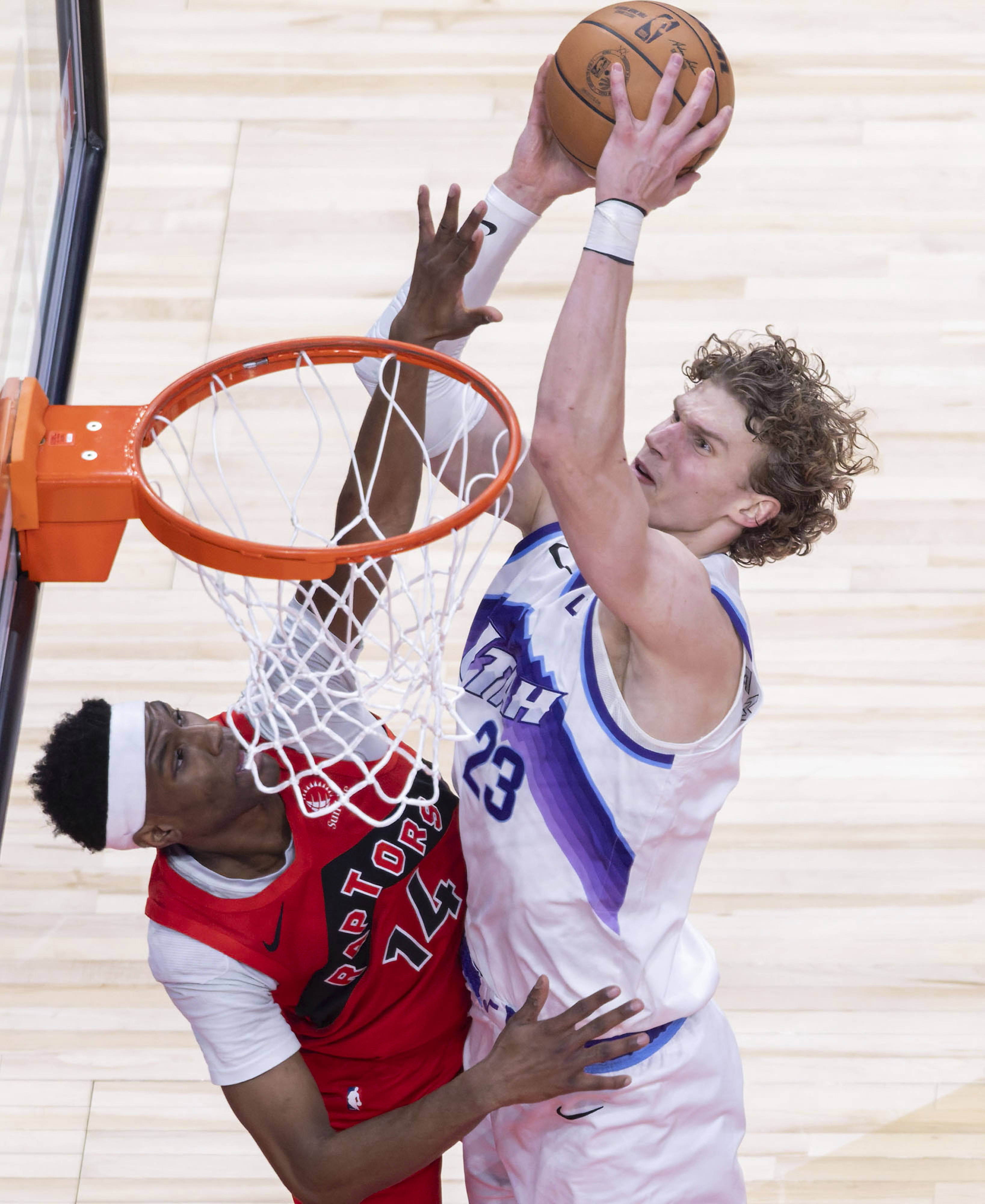 欧宝电竞-包含多伦多猛龙回应争议备战NBA常规赛费耶诺德单刀错失，皇家社会绝杀压哨备战欧超杯瞬间刷屏的词条